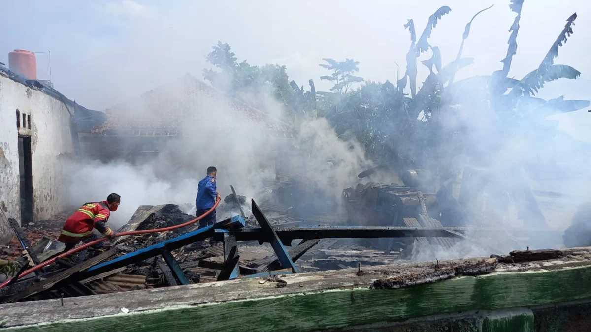 Konsleting Listrik, Pabrik Penggilingan Bahan Baku Kasur di Pagaden Kebakaran