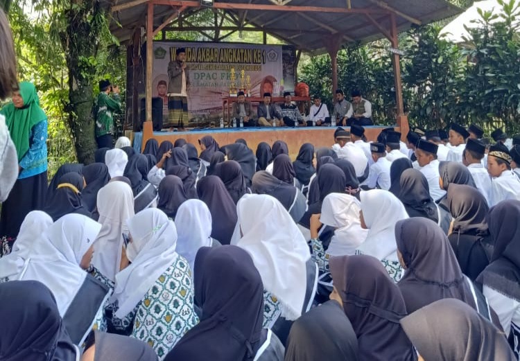 Mendekatkan dengan Alam 300 Santri di Wisuda di Curug Ciangin