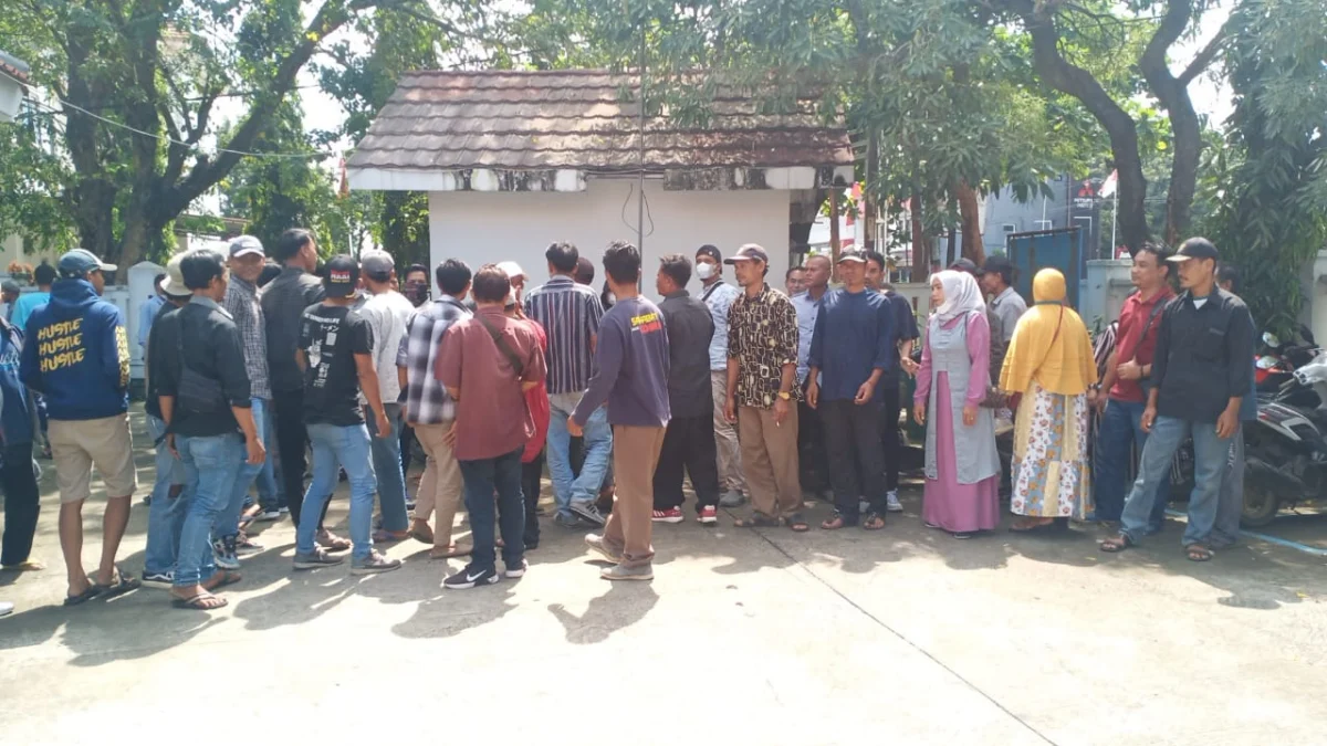 Puluhan Warga Desa Telukambulu Geruduk Kantor DPMD Karawang, Ternyata ini Sebabnya