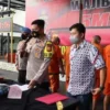 DIAMANKAN: Para pelaku pencabulan terhadap anak di bawah umur diamankan di Mapolres Cimahi. IST