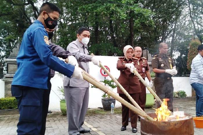 Kejaksaan Negeri Purwakarta Musnahkan Barang Bukti Tindak Pidana yang Berkekuatan Hukum Tetap