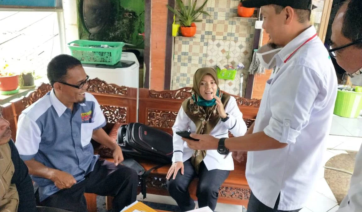 YUGO EROSPRI/PASUNDAN EKSPRES EDUKASI: Kepala Pendataan dan Penetapan Pusat Pengelolaan Daerah Wilayah Kabupaten Subang Ahmad Zayyidin Ansori Lc saat memberikan pemahaman tentang pajak kendaraan bermotor.