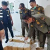 PENYITAAN: Satpol PP Bandung Barat bersama Tim Gabungan Bea Cukai Jabar saat melakukan penyitaan rokok ilegal di salah satu kantor barang dan jasa ekspedisi JNT Cargo di Desa Cipatik, Kecamatan Cihampelas. EKO SETIONO/PASUNDAN EKSPRES