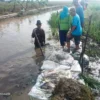 Petani Desa Rancaudik Gotong Royong Perbaiki Tanggul Jebol