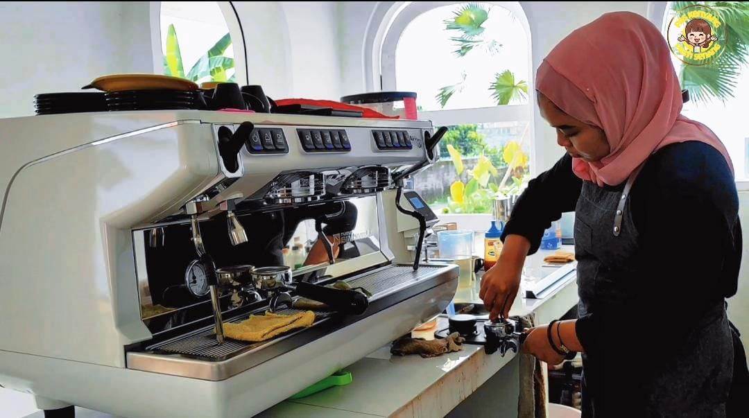 CINDY DESITA/PASUNDAN EKSPRES MERACIK: Barista Kiran Signature, Sari saat meracik kopi.