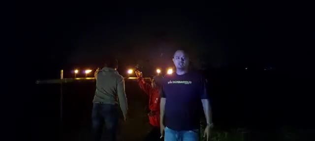 Kecewa Tak Kunjung Dipasang Penerangan Jalan Umum, Warga Jalan Cagak Pasang Obor di Lingkar Cagak Kecewa Tak Kunjung Dipasang Penerangan Jalan Umum, Warga Jalan Cagak Pasang Obor di Lingkar Cagak