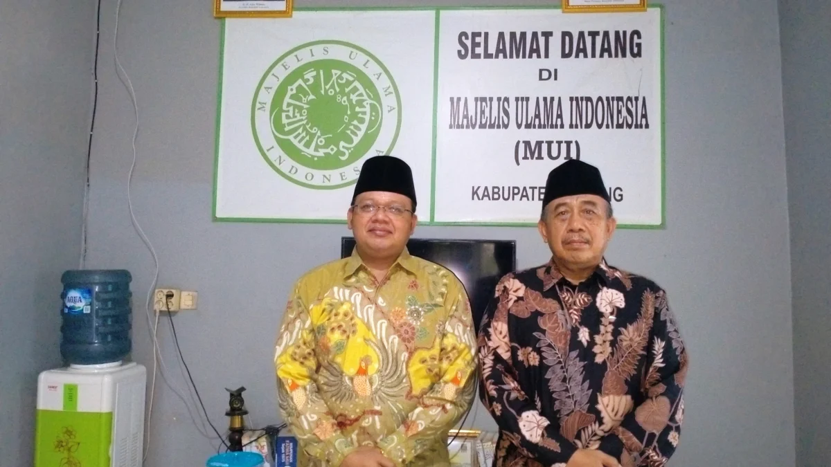 YUGO EROSPRI/PASUNDAN EKSPRES PENJELASAN: Ketua MUI Kabupaten Subang KH Abdul Manaf SAg bersama Sekretaris 1 H Dadan Hamdan menjelaskan mengenai fatwa MUI.