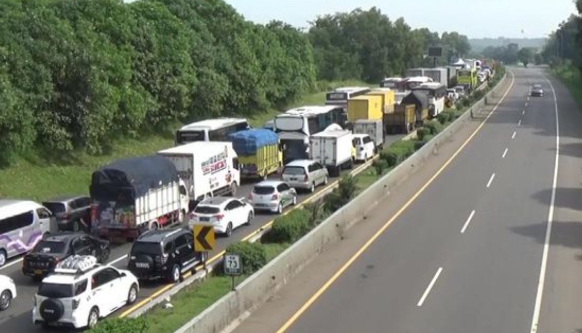 Bandung-Jakarta via Cipularang Macet Belasan Kilometer Dampak Kecelakaan Beruntun di KM 92