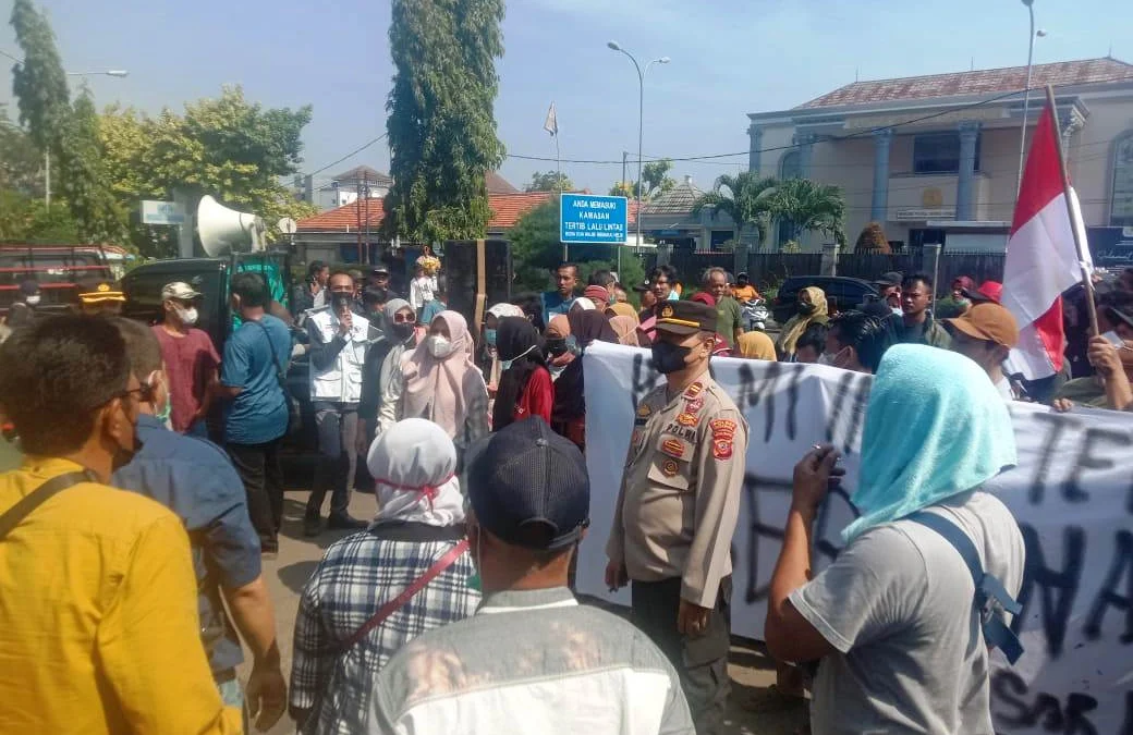 Tuntut DP Nol Persen, Pedagang Rengasdengklok Geruduk Kantor DPRD