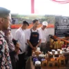 PRODUK UMKM: Plt Bupati Bandung Barat Hengki Kurniawan mengunjungi stand UMKM di Bandung Barat Expo 2022 pada Hari Jadi KBB ke-15 tahun. DOK FORKOPIM SETDA KBB