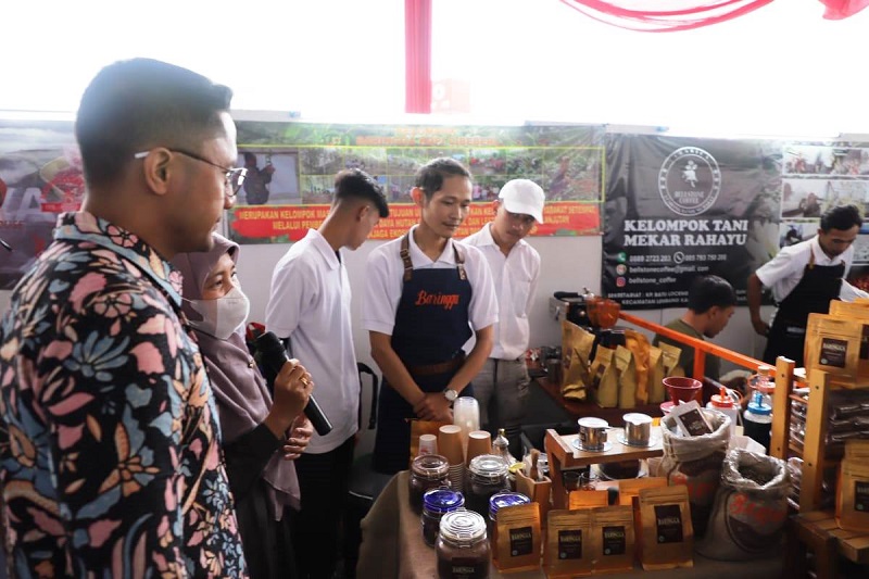 PRODUK UMKM: Plt Bupati Bandung Barat Hengki Kurniawan mengunjungi stand UMKM di Bandung Barat Expo 2022 pada Hari Jadi KBB ke-15 tahun. DOK FORKOPIM SETDA KBB