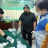 TES URINE: Kepala Pengadilan Negeri Purwakarta Kelas 1B, Hasanudin, SH., MH., ikut tes urine. ADAM SUMARTO/PASUNDAN EKSPRES 