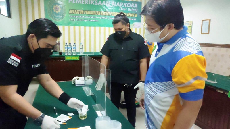 TES URINE: Kepala Pengadilan Negeri Purwakarta Kelas 1B, Hasanudin, SH., MH., ikut tes urine. ADAM SUMARTO/PASUNDAN EKSPRES 