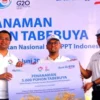 PENGHIJAUAN: BTN bersama PPATK menanam 5.000 bibit pohon di kawasan perumahan yang dibiayai BTN di Mataram, Nusa Tenggara Barat. FIN