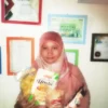 OLAHAN RUMAHTANGGA: Elis Aisyah ibu rumah tangga yang membuat produk makanan olahan rumah tangga keripik umbi kini hadir di Toko Modern Indomart dan Alfamart. DADAN RAMDAN/PASUNDAN EKSPRES