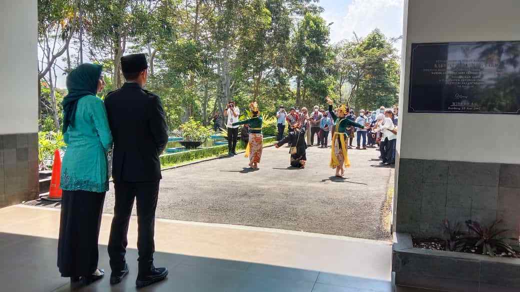 TERIMA ROMBONGAN: Plt Bupati Bandung Barat Hengki saat menerima rombongan program BISA bersama sejumlah kedutaan negara sahabat di Kantor Bupati Komplek Perkantoran Pemkab Bandung Barat, Ngamprah beberapa waktu lalu.