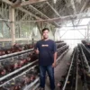 TERNAK: Usaha produksi telur ayam yang dijalani Rizky mengalami penurunan. Selain faktor cuaca, harga juga pakan mempengaruhi. CINDY DESITA/PASUNDAN EKSPRES