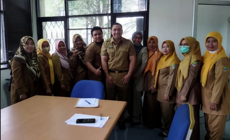 Jelang Seleksi PPPK 2022 Guru Honorer, Begini Seruan Ketum FGHNLPSI (Ketum FGHNLPSI Heti Kustrianingsih bersama pengurus wilayah Cilegon usai beraudensi dengan pejabat BKPP. Foto dokumentasi FGHNLPSI for Jpnn)