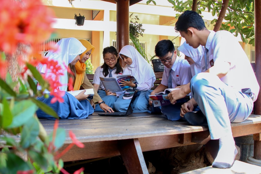 Jadwal Lengkap Pengumuman UM PTKIN 2022, Pantengin Mulai Pukul 13.00 (ilustrasi anak sekolah mendaftar kuliah)