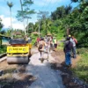 BANGUN JALAN: Sejumlah pekerja proyek jalan di Desa Mayang saat melakukan pengerjaan jalan. DADAN RAMDAN/PASUNDAN EKSPRES