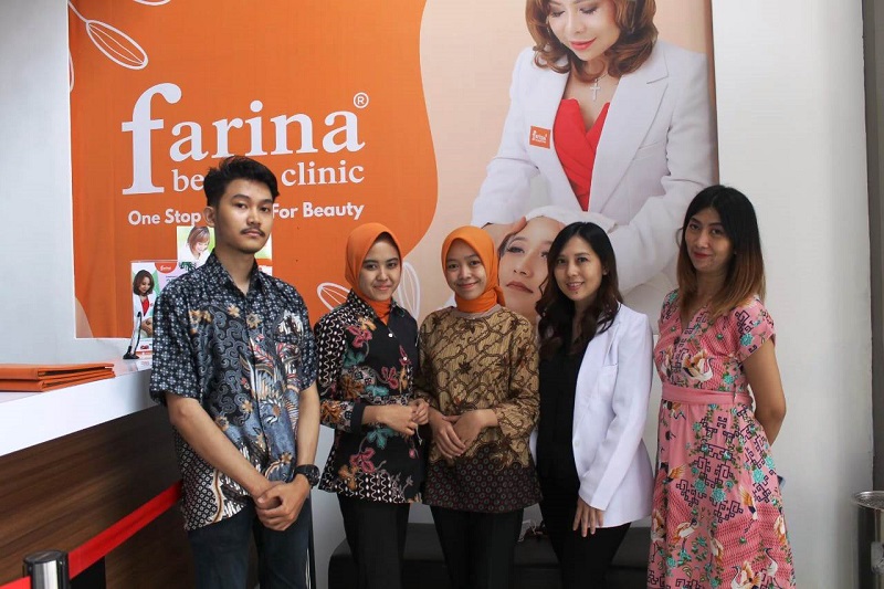 PELAYANAN KECANTIKAN: dr. Agnes Virgiilia Tesalunika bersama staf karyawan Farina Beauty Clinic Subang siap memberikan pelayanan perawatan kecantikan terlengkap.