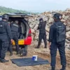 DISPOSAL: Proses disposal oleh unit Jibom Den Gegana Sat Brimob Cikeruh terhadap granat temuan warga Cisalada.  DOK POLRES PURWAKARTA