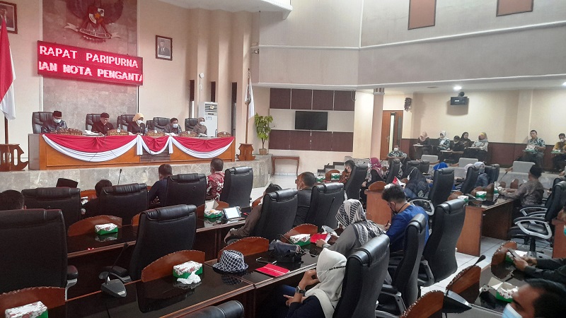 WAKIL RAKYAT: Aktivitas anggota DPRD Subang saat menggelar rapat paripurna, beberapa waktu lalu. DPRD menyebut telah meminta eksekutif untuk menyusun draft APBD perubahan. INDRAWAN SETIADI/PASUNDAN EKSPRES