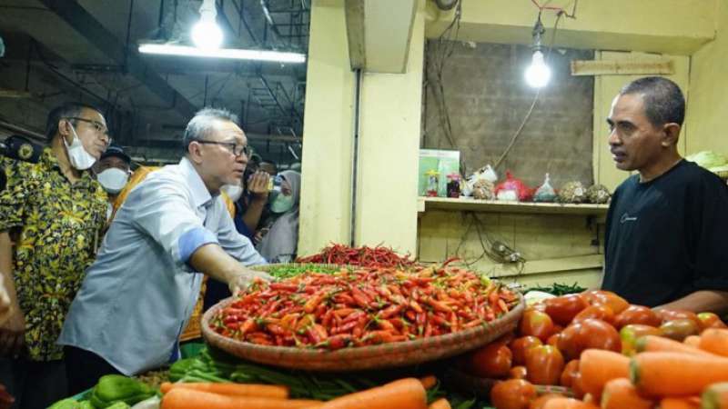 BLUSUKAN: Mendag Zulhas melakukan blusukan ke pasar tradisional untuk memantau langsung harga minyak goreng dan kebutuhan pokok lainnya. IST