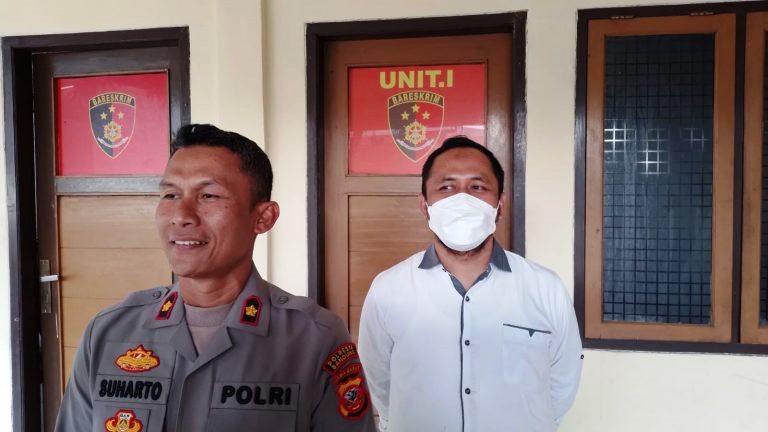 BERI KETERANGAN: Kapolsek Cileunyi, Kompol Suharto, didampingi Kanit Reskrim Cileunyi, Iptu Asep Nuroh saat ditemui di Kantor Polsek Cileunyi, Kabupaten Bandung. JABAR EKSPRES