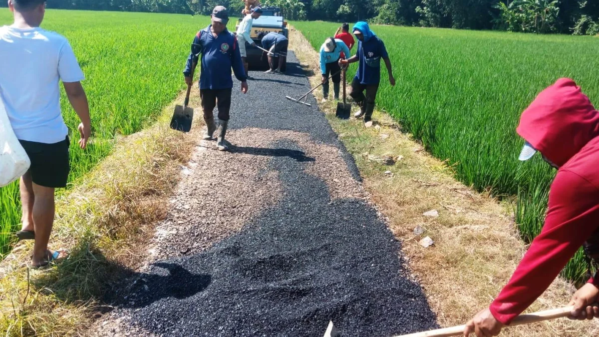 Bangun Jalan Hotmix Penghubung Antar Dusun