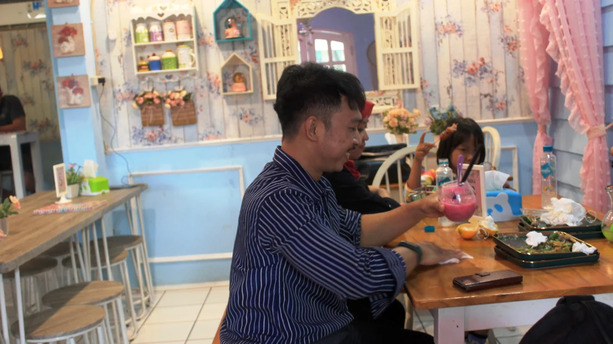 Doyan Makan Cafe Unik Bernuansa Shabby Chic