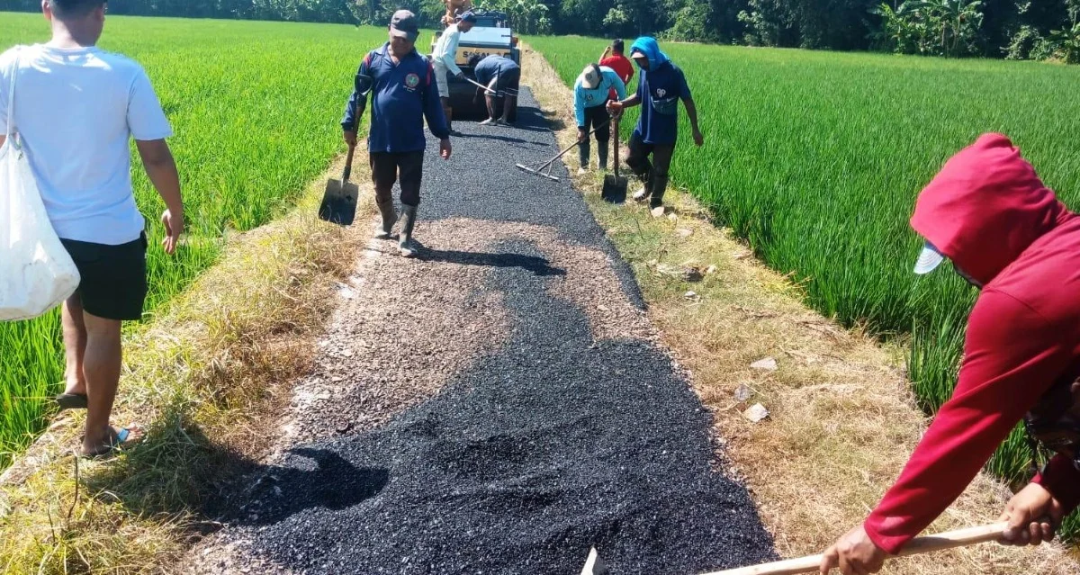 Bangun Jalan Hotmix Penghubung Antar Dusun