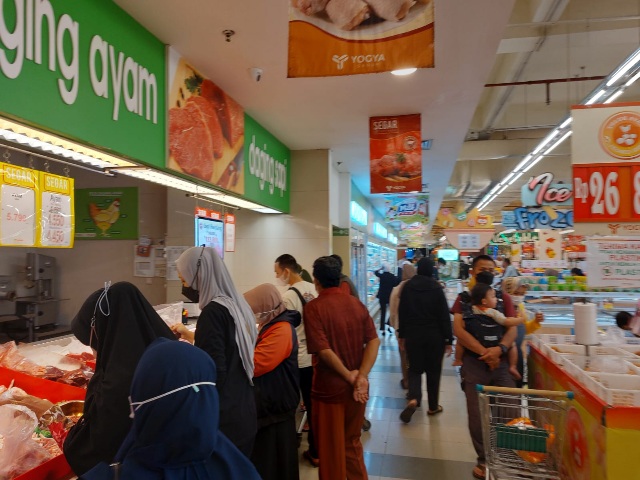 Malam Takbiran Idul Adha, Supermarket di Subang Penuh, Begini Tips Hindari Antri Saat Bayar (Foto: Juni/Pasundan Ekspres)