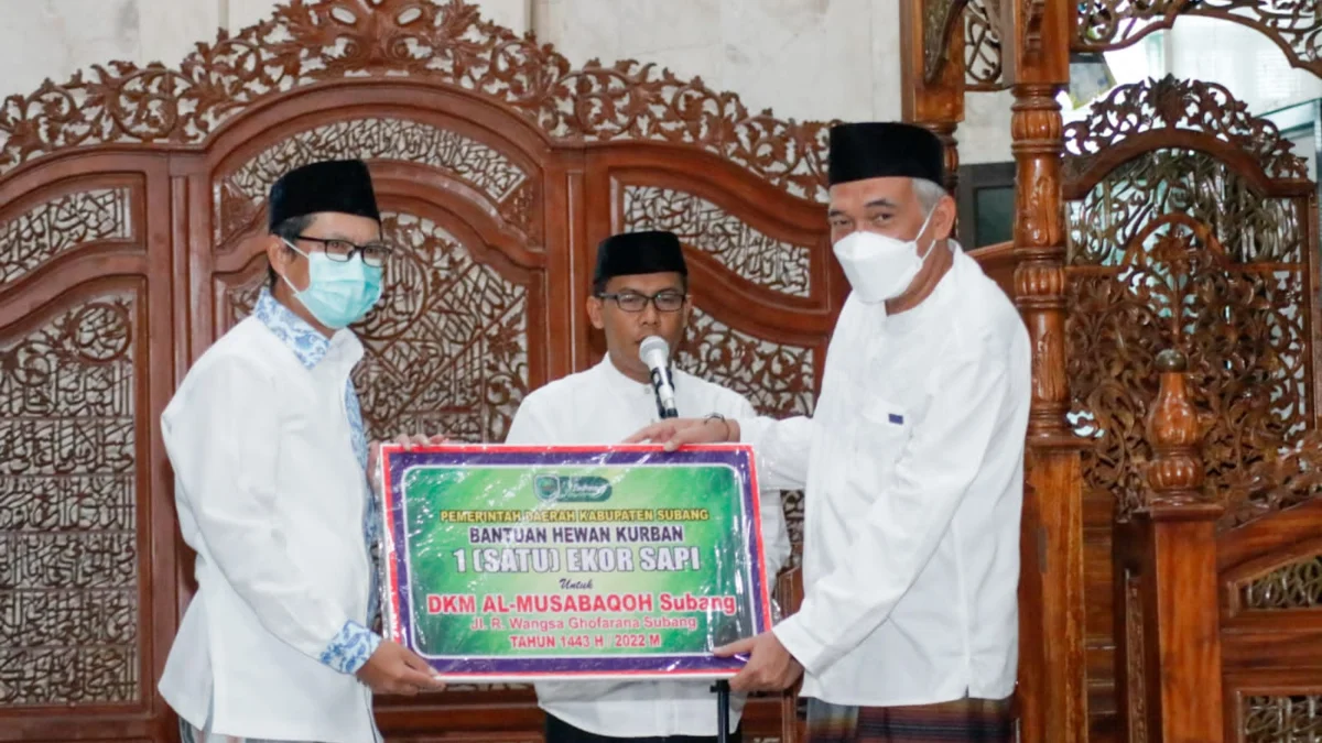 Shalat Idul Adha di Masjid Agung, Agus Masykur Serahkan 5 Ekor Sapi ke DKM Masjid se Kabupaten Subang