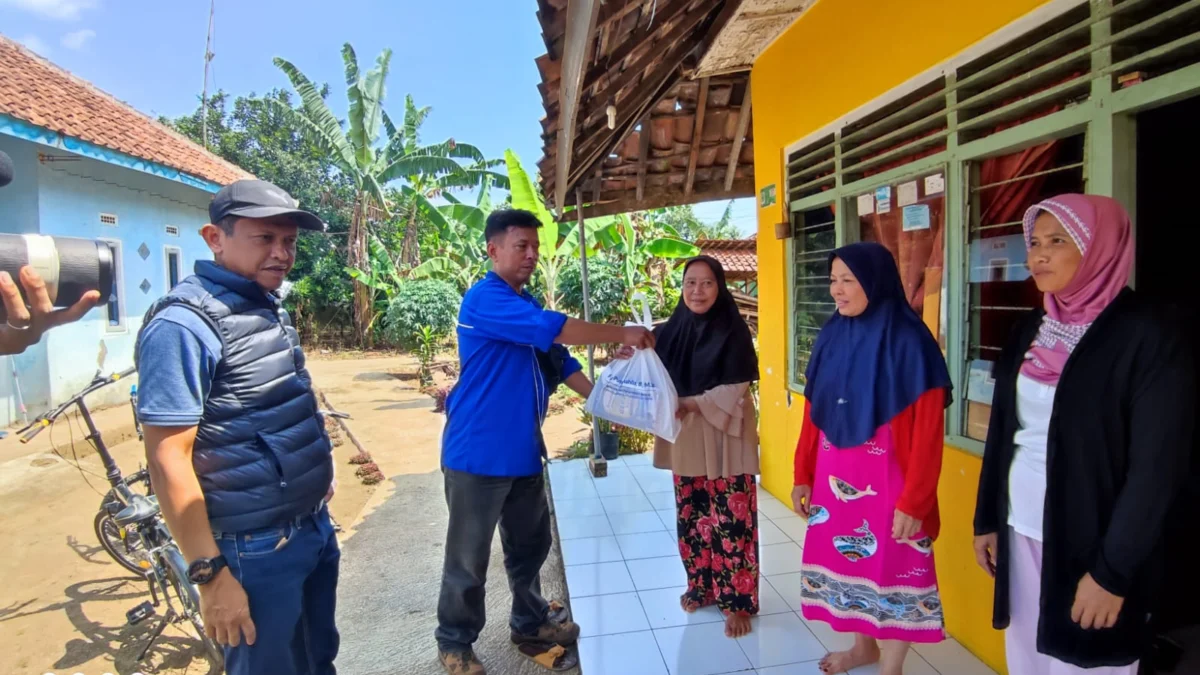 700 Paket Daging Rendang Sapi Siap Saji dan 5 Kg Beras Dibagikan Neng Farah