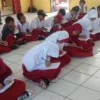 Tiga Bangunan Ambruk, Siswa SDN Medangasem 1 Karawang Terpaksa Belajar di Lantai