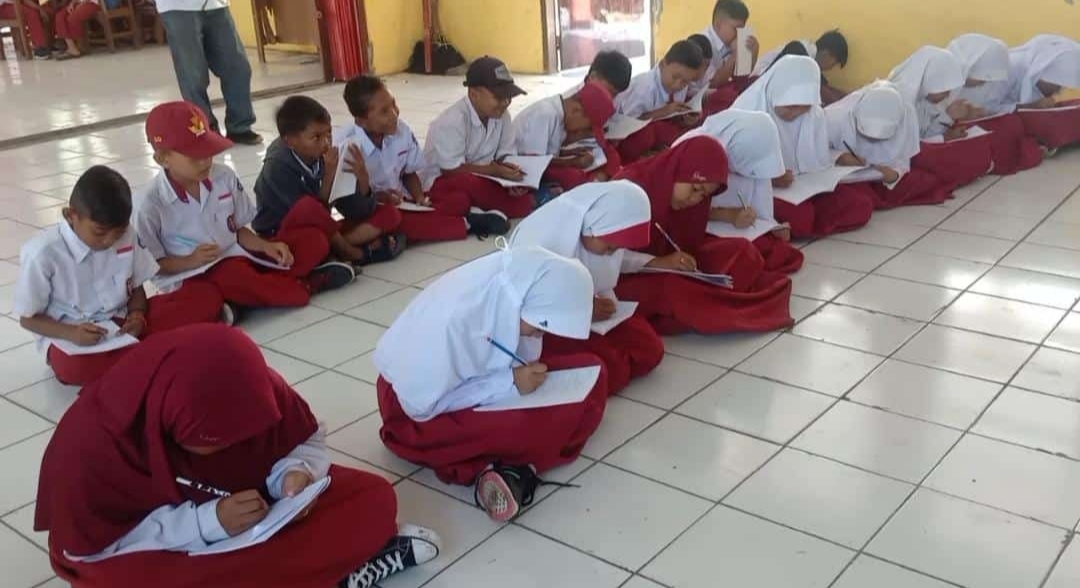 Tiga Bangunan Ambruk, Siswa SDN Medangasem 1 Karawang Terpaksa Belajar di Lantai