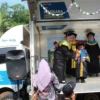 LITERASI: Mobil Maskara milik Pemerintah Desa Gelaranyar, Pagelaran, Cianjur sedang melayani program literasi membaca untuk anak-anak di Kedusunan Neglasari.