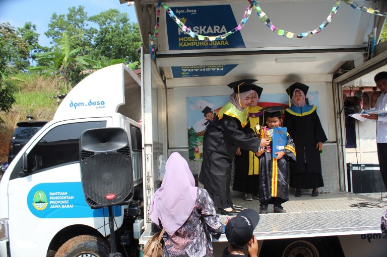 LITERASI: Mobil Maskara milik Pemerintah Desa Gelaranyar, Pagelaran, Cianjur sedang melayani program literasi membaca untuk anak-anak di Kedusunan Neglasari.