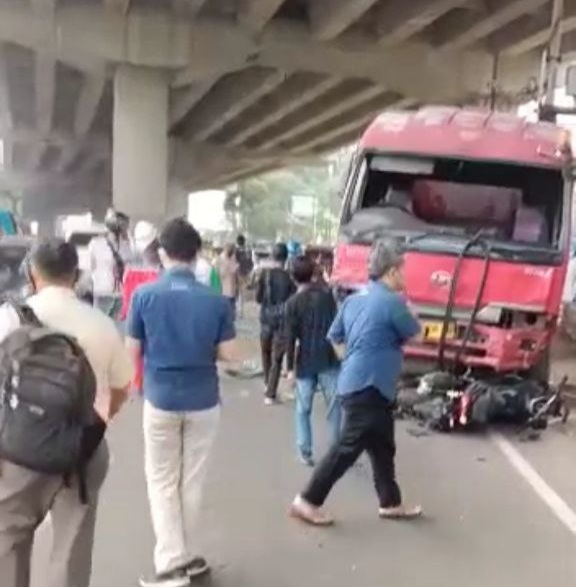 Kecelakaan Maut di Depan CBD, Sejumlah Pengendara Motor Terjebak di Kolong Truk