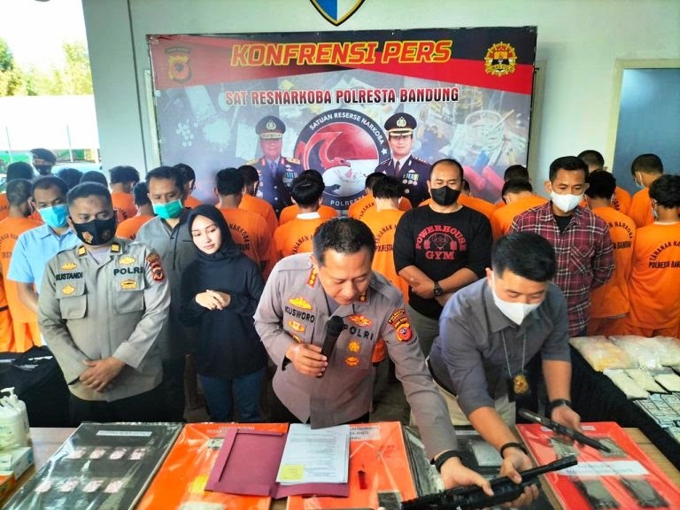 BARANG BUKTI: Kapolresta Bandung, Kombes Pol Kusworo Wibowo menunjukkan barang bukti kasus narkotika pada konferensi pers di Mapolresta Bandung. JABAR EKSPRES