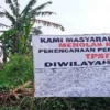 PENOLAKAN: Spanduk penolakan warga atas rencana pembangunan Tempat Pengolahan Sampah Terpadu di Kampung Cikupa Desa Cilame Ngamprah. NET