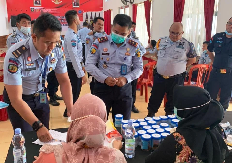 Petugas Lapas Purwakarta Mendadak Dites Urin untuk Cegah dan Deteksi Penyalahgunaan Narkoba