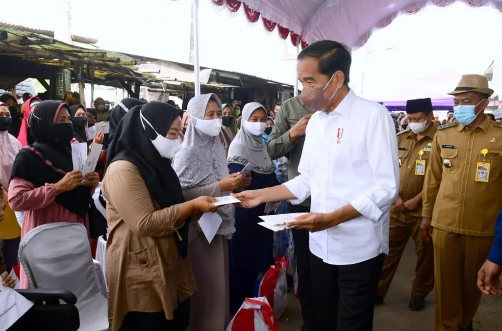 Cek Sembako hingga Bagikan Bansos, Presiden Jokowi Kunker Ke Sukamandi