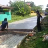 Pemdes Mekarwangi Bangun Jalan Cor Beton