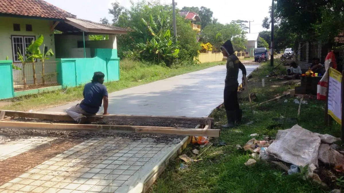 Pemdes Mekarwangi Bangun Jalan Cor Beton