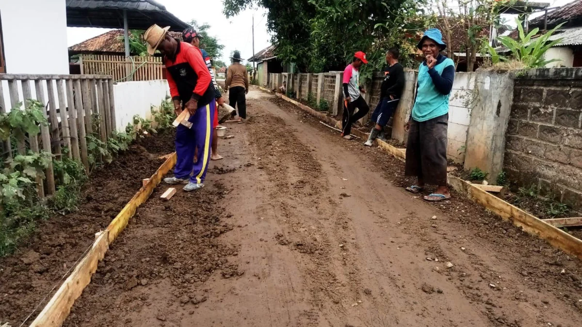 Realisasikan Dana Desa Bangun Jalan Lingkungan