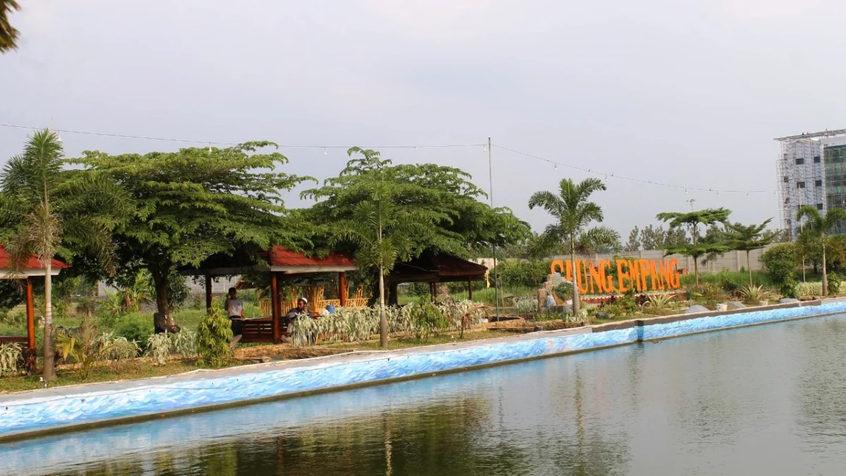 Saung Empang Miliki Konsep Lesehan di Atas Kolam Ikan