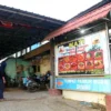 KULINER SEAFOOD : Bangunan Warung Tikungan Bang Jhon saat ini setelah mengalami perkembangan pembangunan.CINDY DESITA/PASUNDAN EKSPRES