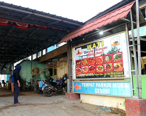 KULINER SEAFOOD : Bangunan Warung Tikungan Bang Jhon saat ini setelah mengalami perkembangan pembangunan.CINDY DESITA/PASUNDAN EKSPRES